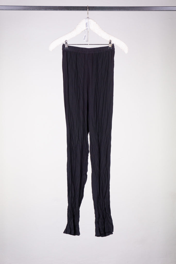 Schmale Hose mit elastischem Bund aus gecrashtem schwarzen Seidenstretch. KAYIKO Pure Black Kollektion – handgefertigte Avantgarde Designer Mode aus Wien | Skinny pants with elastic waistband made of crashed black stretch silk. KAYIKO Pure Black Collection - buy handmade avant-garde designer fashion from Vienna