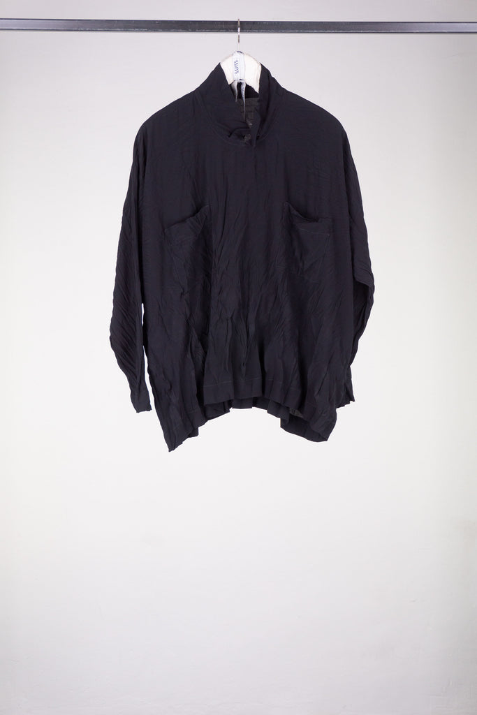 Unisex-Shirt mit rundem Ausschnitt und Kragen aus schwarzem Reinseiden-Crêpe de Chine. KAYIKO Pure Black Kollektion – handgefertigte Avantgarde Designer Mode aus Wien | Unisex shirt with round neck and collar in black pure silk crepe de chine. KAYIKO Pure Black Collection - buy handmade avant-garde designer fashion from Vienna