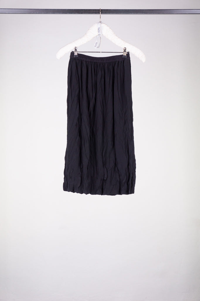 Rock aus doppeltem schwarzen Reinseiden-Crêpe Satin. KAYIKO Pure Black Kollektion – handgefertigte Avantgarde Designer Mode aus Wien | Skirt in double black pure silk crepe satin. KAYIKO Pure Black Collection - buy handmade avant-garde designer fashion from Vienna